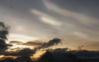 Перламутровые облака и розовый «НЛО»: полярники зафиксировали необычное природное явление, фото