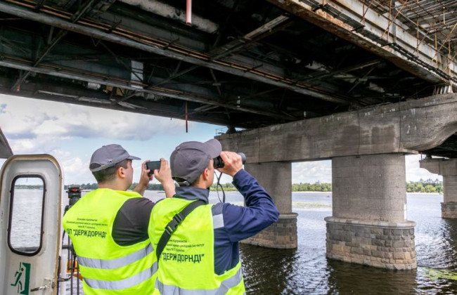 Есть критические повреждения: в Киеве проинспектировали мосты Патона и Метро, фото