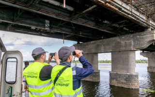 Есть критические повреждения: в Киеве проинспектировали мосты Патона и Метро, фото