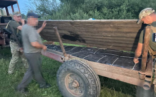 На Волині затримали тракториста з причепом контрабандних цигарок, фото