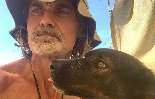 Два месяца без воды и еды: в Тихом океане спасли рыбака и его собаку, видео