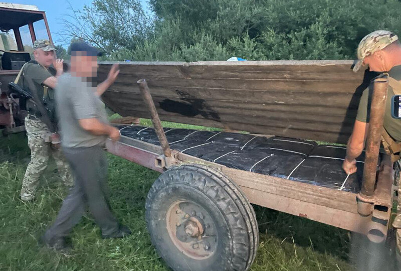На Волыни задержали тракториста с прицепом контрабандных сигарет, фото