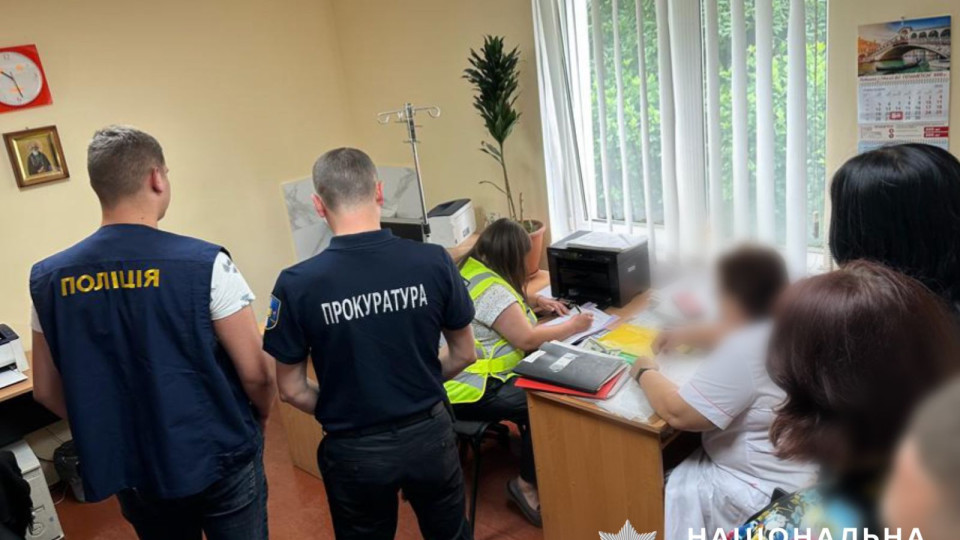 Обіцяла продовжити інвалідність за 500 доларів: у Чернівцях на хабарі викрили заступницю голови лікарської консультативної комісії