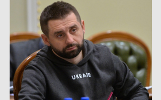 Арахамия призвал местные власти ограничить неприоритетные расходы: Истории о барабанах, стадионах, люксовых овощерезках дестабилизируют общество