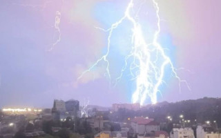 У Львові блискавка вдарила у трансформатор — відео інциденту