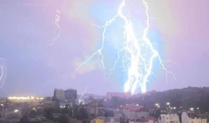 У Львові блискавка вдарила у трансформатор — відео інциденту