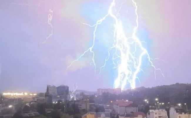 У Львові блискавка вдарила у трансформатор — відео інциденту