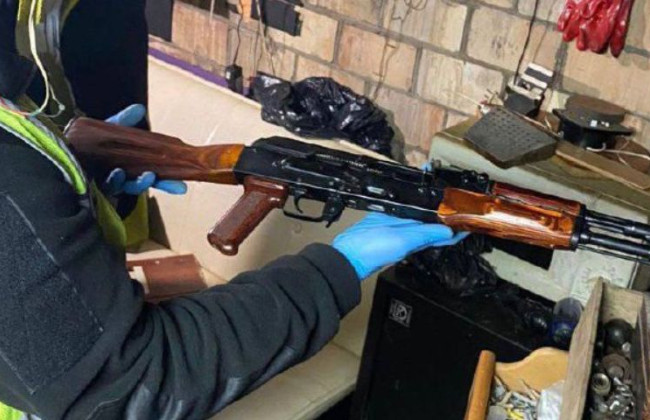 Збували зброю та незаконно переправляли чоловіків через кордон: судитимуть злочинну групу