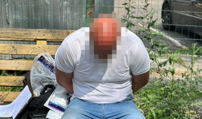 Помогал мужчинам бежать за границу под видом волонтеров: разоблачили киевлянина, который зарабатывал на уклонистах