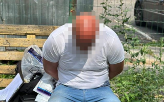 Допомагав чоловікам тікати за кордон під виглядом волонтерів: викрили киянина, який заробляв на ухилянтах