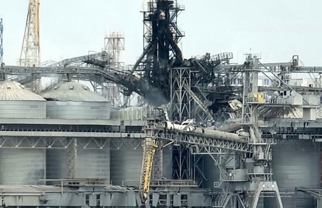 Внаслідок нічного обстрілу атаковані зернові термінали та інфраструктура в портах «Одеса» та «Чорноморськ», фото