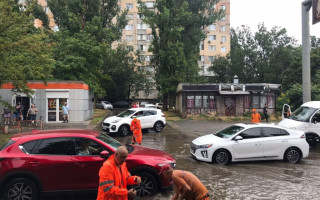 Одесу затопило після сильної зливи, відео