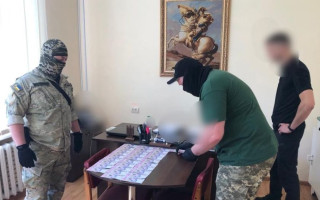 Чиновник, который за взятку предоставил предпринимателю в пользование склады, предстанет перед судом