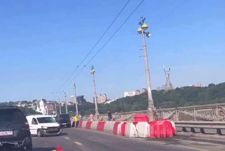 У Києві на мосту Патона сталася ДТП: утворився великий затор, відео