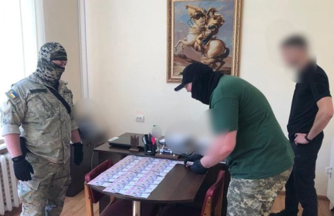 Посадовець, який за хабар надав підприємцю у користування склади, постане перед судом