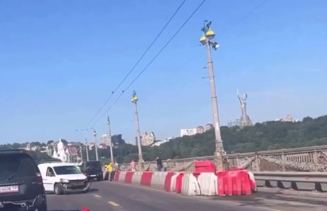 У Києві на мосту Патона сталася ДТП: утворився великий затор, відео