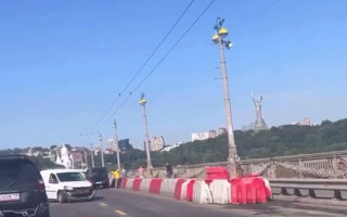 В Киеве на мосту Патона произошло ДТП: образовалась большая пробка, видео