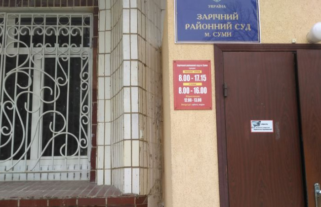 Адвокат прийшов до судді в кабінет і розповів все, що думає з приводу обшуків у своїх онуків