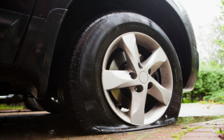 В Праге осудили мужчину, который пробивал шины авто с украинскими номерами