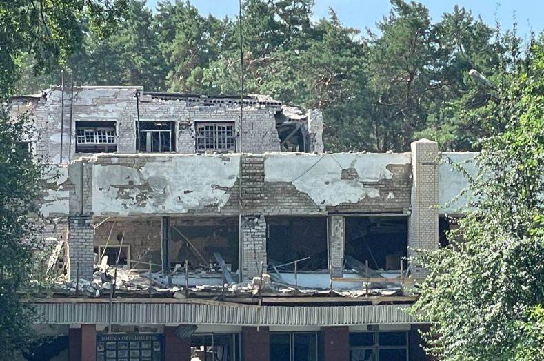Окупанти завдали ракетного удару по Чернігівщині, пошкоджено будинок культури