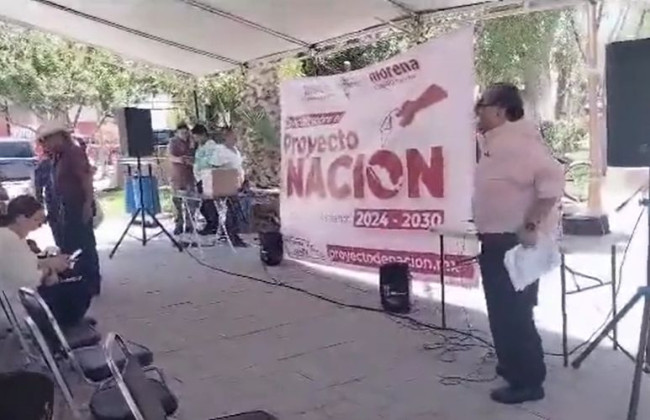 Политик потерял штаны во время речи и всех рассмешил: курьезное видео