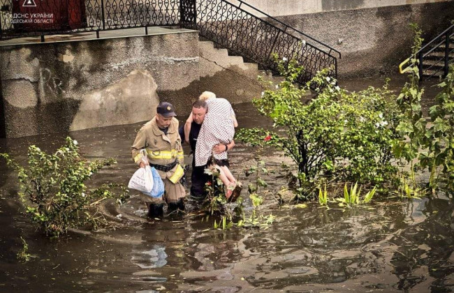 В Одесі через негоду було затоплено один з районів міста – в ДСНС показали фото