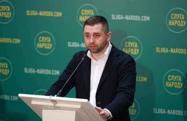 Давид Арахамія пропонує обговорити заборону виїзду родичів чиновників під час війни за кордон