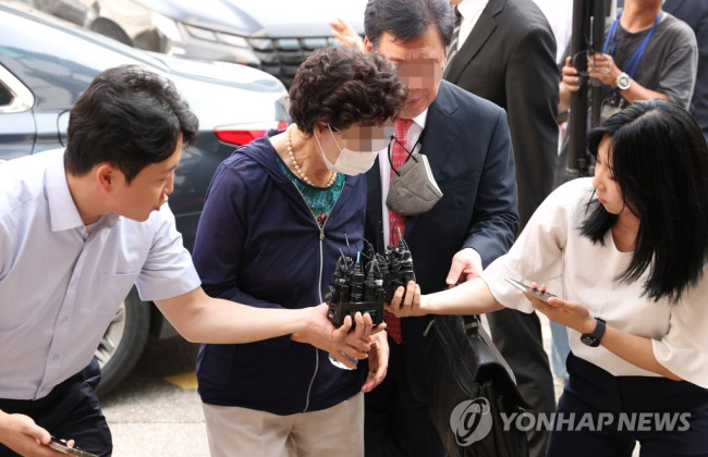 Тещу президента Южной Кореи задержали за подделку справки о банковском балансе