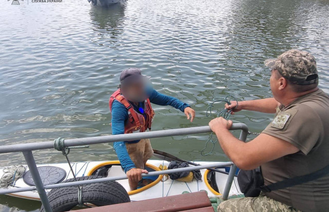 Француз путешествовал на каяке и случайно заплыл в порт на Одещине