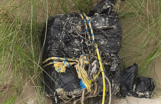 В Ірландії на берег припливли пакунки кокаїну: групи молодих людей вже прийшли на пошуки