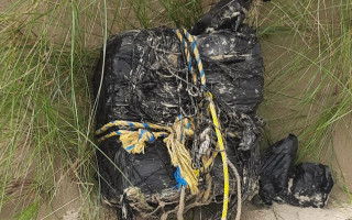 В Ирландии на берег приплыли пакеты кокаина: группы молодых людей уже пришли на поиски