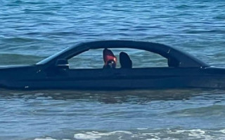 Горе-водій припаркувався на пляжі і його BMW змило у море, відео