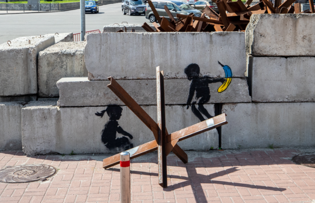 В Киеве решили дальнейшую судьбу мурала Бенкси «Дети на качелях»