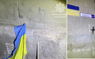 У Одесі затримали чоловіка, який зірвав державний прапор з будівлі та кинув на землю