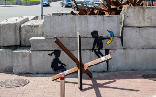 В Киеве решили дальнейшую судьбу мурала Бенкси «Дети на качелях»