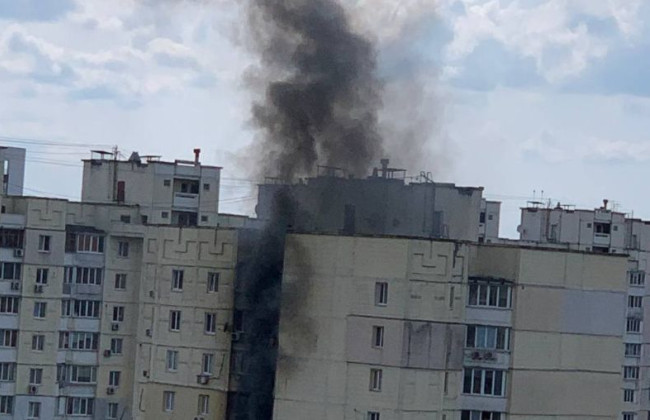 У Києві сталася потужна пожежа у багатоповерхівці, відео