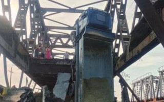 На Закарпатті обвалився міст через річку: оприлюднили моторошні кадри руйнувань