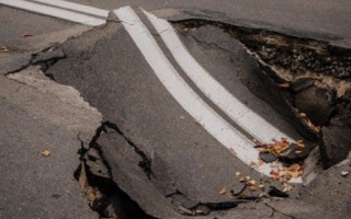 У Києві на проспекті Науки стався провал на проїжджій частині дороги