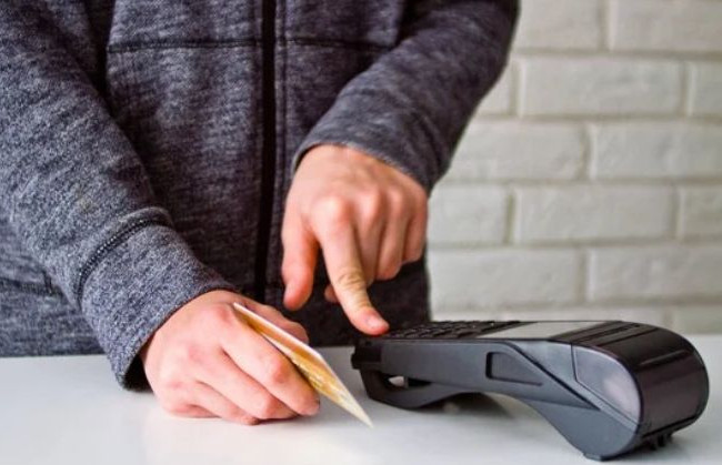 Чоловік, який розраховувався знайденою банківською картою, постав перед судом