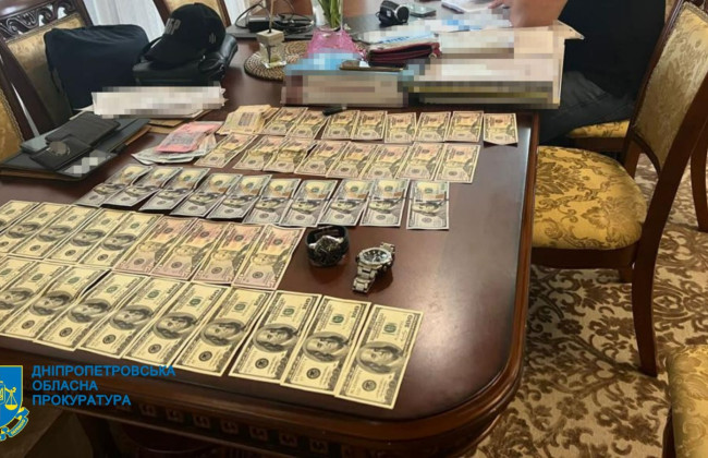 Вимагали $200 000 неіснуючого боргу і погрожували вбивством: у Дніпрі судитимуть правоохоронця та його спільника