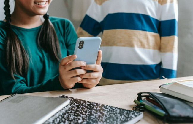 ЮНЕСКО закликає заборонити використання смартфонів у школах: чим аргументували
