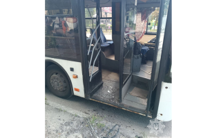 У Києві чоловік намагався втекти від контролерів в тролейбусі і розбив дверне скло, фото