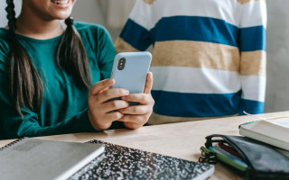ЮНЕСКО закликає заборонити використання смартфонів у школах: чим аргументували