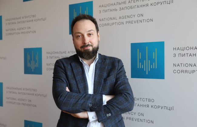 Зампредседателя НАПК Андрей Вишневский заявил, что председатель НАПК Новиков незаконно уволил его с должности