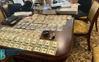 Вимагали $200 000 неіснуючого боргу і погрожували вбивством: у Дніпрі судитимуть правоохоронця та його спільника