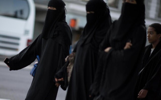 Змушують мити трупи, конфісковують авто та звільняють з роботи: в Ірані репресують жінок, які не носять хустки