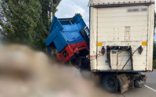 На Київщині фура врізалася у блокпост, фото