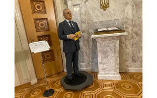 У кулуарах Верховної Ради розмістили скульптури Леоніда Кравчука та інших діячів, фото