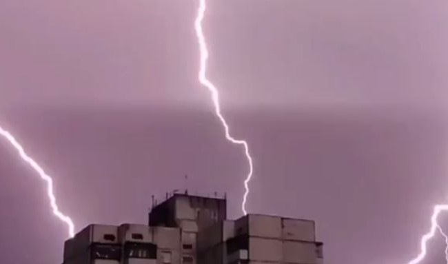 Красивое и пугающее зрелище: Киев ночью накрыла сильная гроза, видео