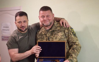 Зеленський подарував Залужному іменну зброю, фото